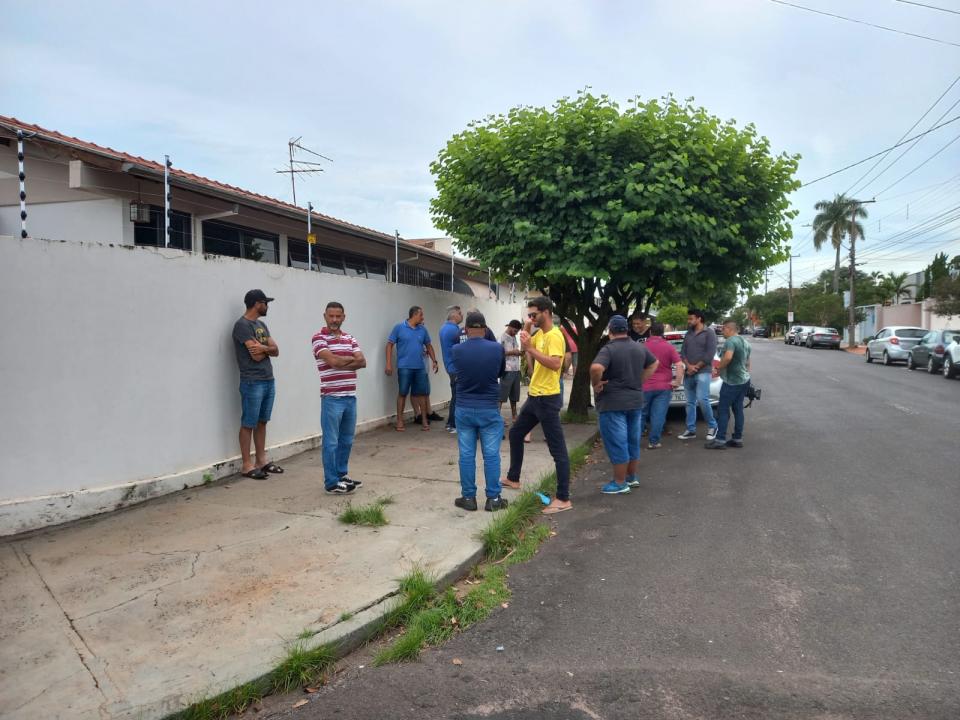 Foto 4 de 8 — Motoristas por aplicativos realizam ‘buzinaço’ em frente ao local onde profissional foi agredido